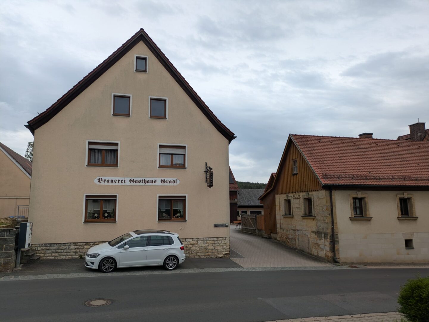 Brauerei Gasthaus Gradl: Kachelofen-Romantik, Hausmacher-Brotzeiten und Dunkel im bayerischen Anstich in Leups