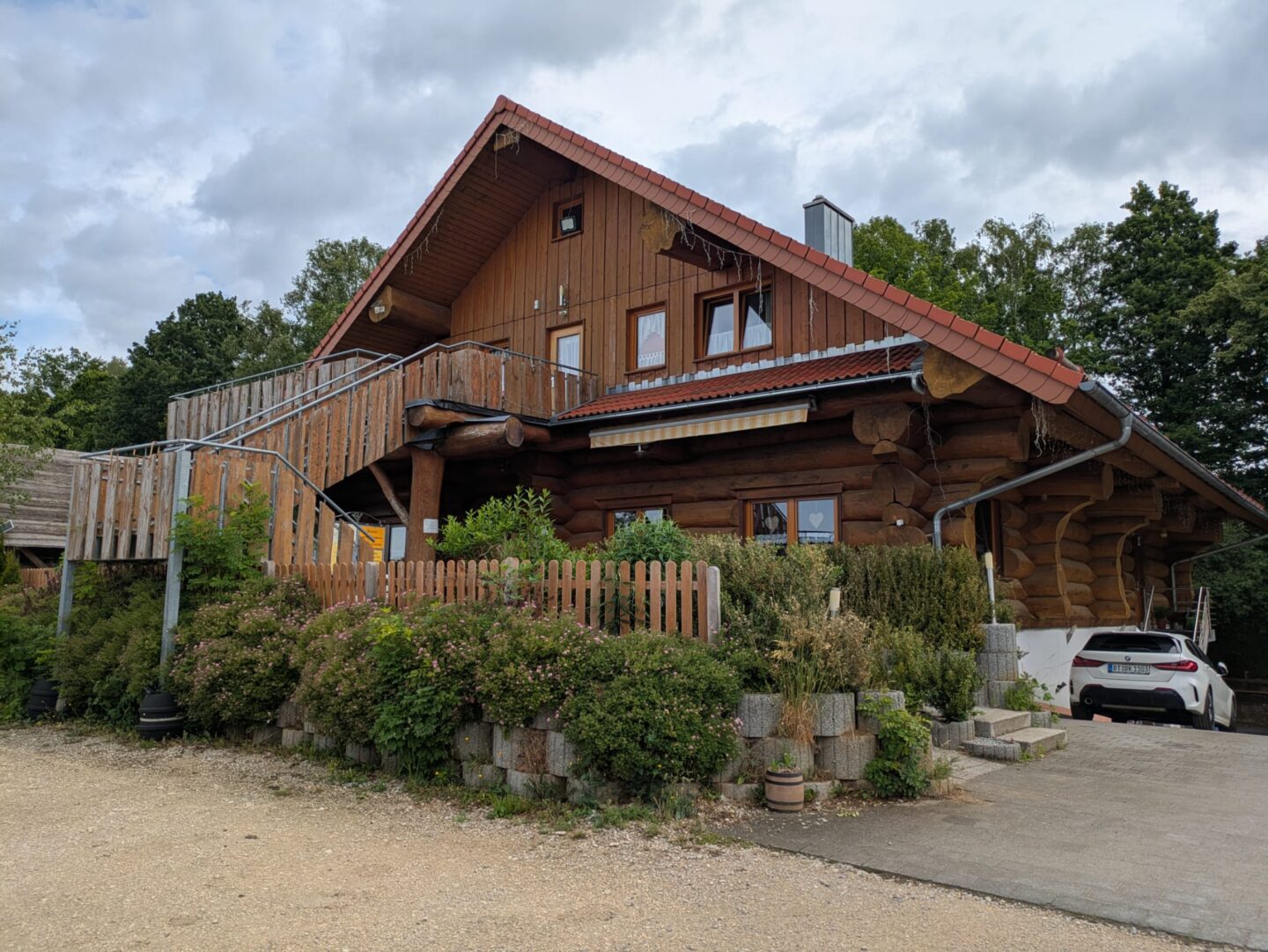 Brauerei Landgasthof Kürzdörfer: Chalet-Charme, Gästezimmer mit Bier und und Käufer-Suche in Lindenhardt
