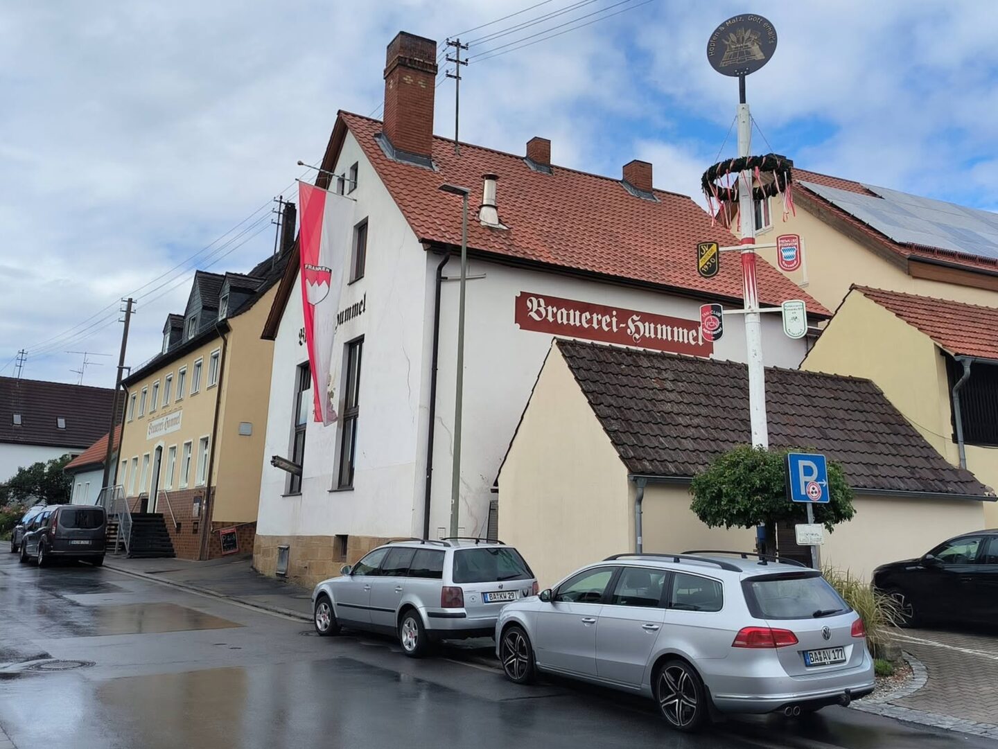Der Biergarten der Brauerei Hummel: Frankenstolz, Brauerei-Kerwa und Presssack in Merkendorf
